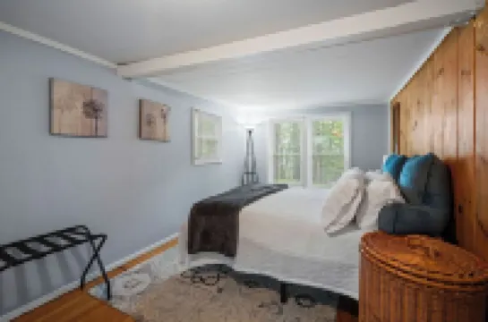 Linny’s Lake House with Dock Hotels in Southwick