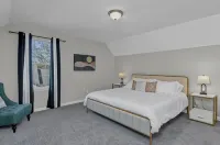 Cozy and Quiet- Private Upstairs Duplex