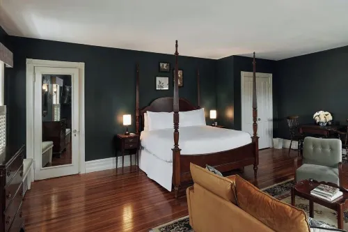 Spacious Historic 9-bedroom Inn in charming Lenox. Equipped with full kitchen.