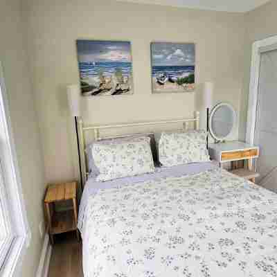 Tranquil modern upstairs apt. Close to town and beach. Just remodeled! Rooms