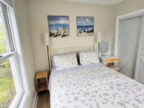 Tranquil Modern Upstairs Apt. Walk to Restaurants & Beach! Off-Street Parking, Hotels in Greenwich