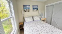 Tranquil Modern Upstairs Apt. Walk to Restaurants & Beach! Off-Street Parking, Hotels in Greenwich