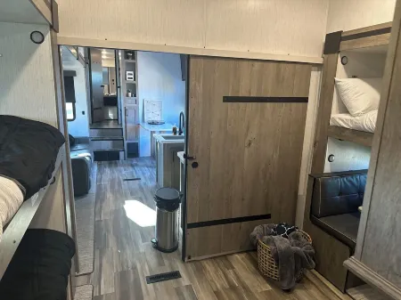 Glamping with gorgeous sunset views, trolley to all wineries