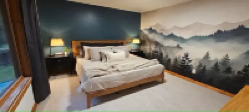 American Alps Lodge: Riverfront, Hot Tub, EV Charger, Game Room