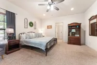 Holiday Villa Near Sdc, Lake, Fish Hatchery, Plus Ledgestone Golf Course on Site Hotels in Ruth C Township