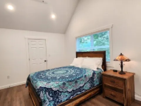 Quiet cabin 30 min from wineries, restaurants, Sugar Creek & Walnut Creek. Hotels in Coshocton County