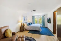 Poolside Retreat - spacious 4-bedroom retreat with hot tub, in-home gym and more