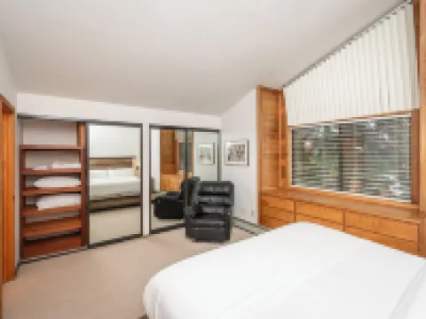 Roundridge Retreat - Dollar Point - Hot Tub - 2 Decks - BBQ - Fireplace Hotels in Dollar Point