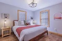 Charming 2-bedroom cabin close to Bryson City with AC, WiFi, Hot tub