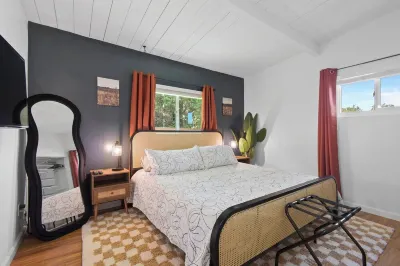 Sunnyside Resort Spa, Beach, Zoo, Arcade Hotels near Vons