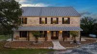 The Point Serene Hill Country Views with Pool & Hot Tub Hôtels à : Comte de Kendall