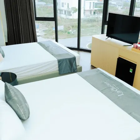 La Garden Hotel Van Don by Bayluxury Отели рядом с достопримечательностью «Bai Tu Long Bay»