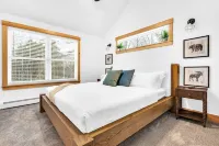 NEW Chalet 6 minutes from Sunday River! Hot tub, Sauna, Sleeps 12, Dog Friendly!