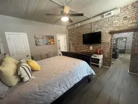 The Nest at Main Street Suites: Unique Apt in historic downtown Van Buren, AR