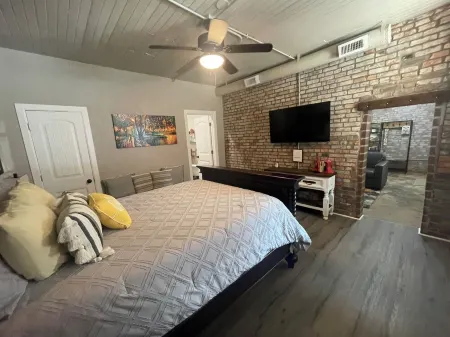 The Nest at Main Street Suites: Unique Apt in historic downtown Van Buren, AR