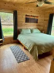Spacious 5-king bedroom cabin with private bathrooms minutes from Asheville.