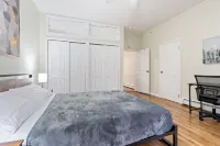 Spacious 2BR , 15m to Times Square , Free Parking 플라워 힐 묘지 주변 호텔