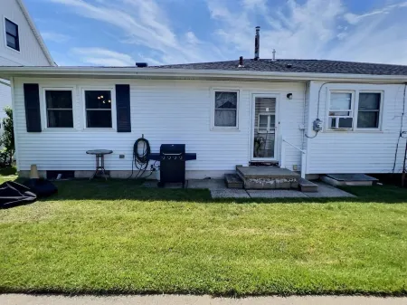 Beach Bungalow w/ Waterfront View. Short Walk to Shops, Restaurants and Beaches