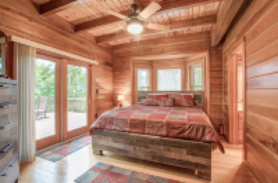 Ten Mile Cabin / with boat dock