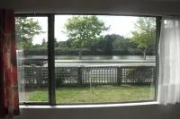 Riverside Townhouse with room for all the family, great location & WIFI