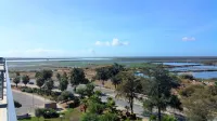 Golf, beach, country and city. Central and modern for up to 5 guests