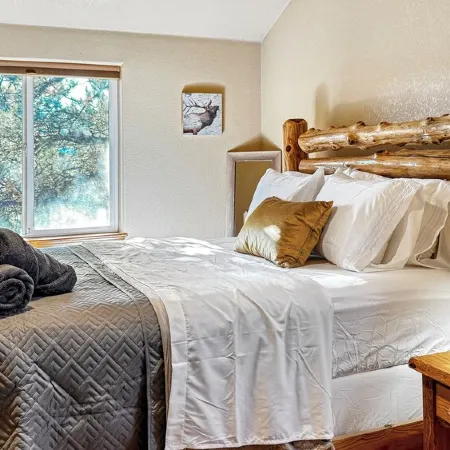 Hot Tub / Fireplace / Fire Pit / BBQ / Rec Room / Views / Quiet / WD