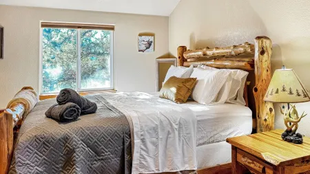 Hot Tub / Fireplace / Fire Pit / BBQ / Rec Room / Views / Quiet / WD