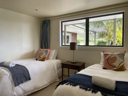 Moana Apartment with Bush Views and near Surf Отели в г. Раглан