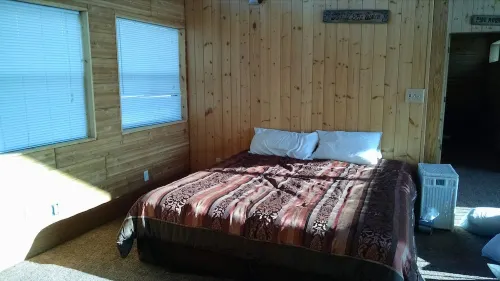 Getaway retreat overlooking beautiful Curlew Lake