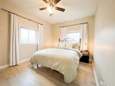 Spacious 4-bedroom Off-Campus House Hotel dekat Carillon Historical Park