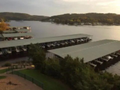 Welcome to our condo on the Lake! 拉塞爾酒店