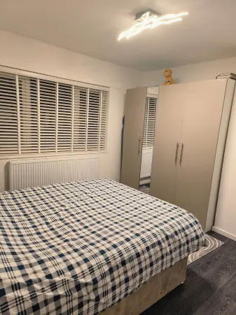 Modern Fully furnished 3 Bedroom Family House With Garden And Parking Отели рядом со станцией Сальфорд-Кремниевая железнодорожная станция