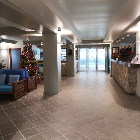 Tropical Gem! Watch Jets Fly into Airport+Ocean Beach+Garden Views+Many Perks!!!