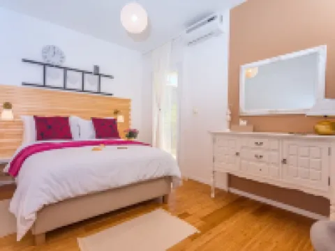 Seafront villa, sandy beach, heated pool, sauna, fitness,. Hotels in Duce