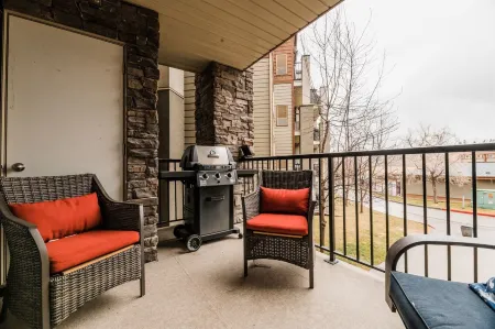 Cozy condo beside lake with mountain view / 2bd 2bth + Den