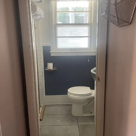 Cozy Studio adjacent to Augusta Nationals, onsite parking and separate entrance.