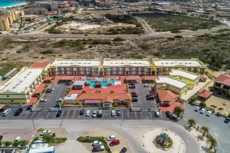 Pearl 2-bedroom Condo walking to wonderful Eagle Beach Отели в г. Eagle Beach