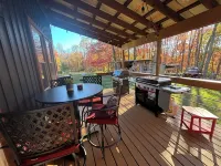 Cabin in Hocking Hills with Hot Tub, Fire Pit and Covered Back Deck.