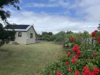 Prvt cottage + cabin + pool on quarter acre section (wood burner, pet friendly)