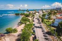 6 guests, 4 min Walk to Private Beach, casino, bowling alley and much more !