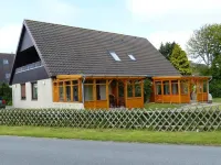Holiday house with large garden, terrace, near the beach, pets welcome Hotels in Westerdeichstrich