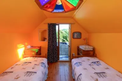 THE CHALET &  Teacastle cottage, Unique private artist cottage in organic garden Отели в г. 