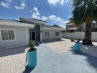 Tropical Oasis-Spacious home, pool & sea views! Water and electricity included. Hotels in Grote Berg