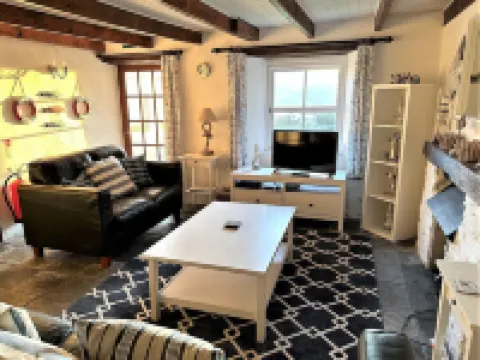 Seaweed Cottage in Fowey overlooking the beach with a garden and a parking space 福伊酒店