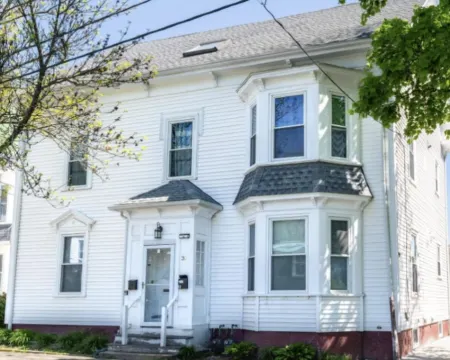 Quiet neighborhood and Walking destination to Downtown Salem