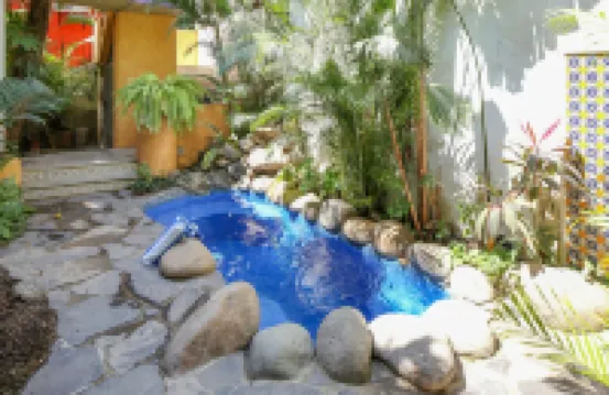 Villas del Rio: 1BR/1BA with dipping pool 1 block from the beach.