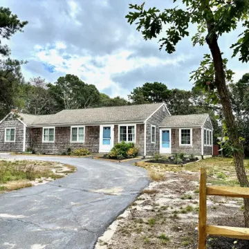 Experience Cape Cod Beaches: Charming 4-bedroom just a 10min stroll to the beach