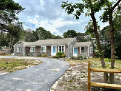 Experience Cape Cod Beaches: Charming 4-bedroom just a 10min stroll to the beach
