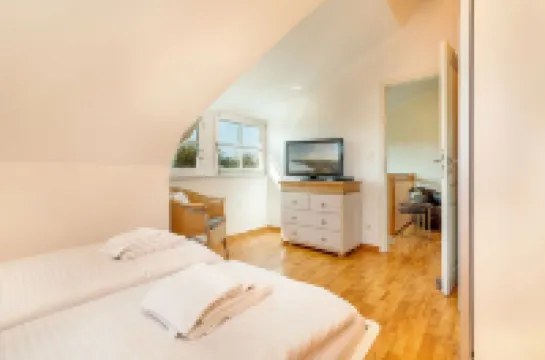 Charm & flair under thatch directly by the sea | Family-friendly