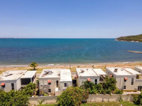 Gated Beachfront House - 10 Minutes from Kingston Hotels in 